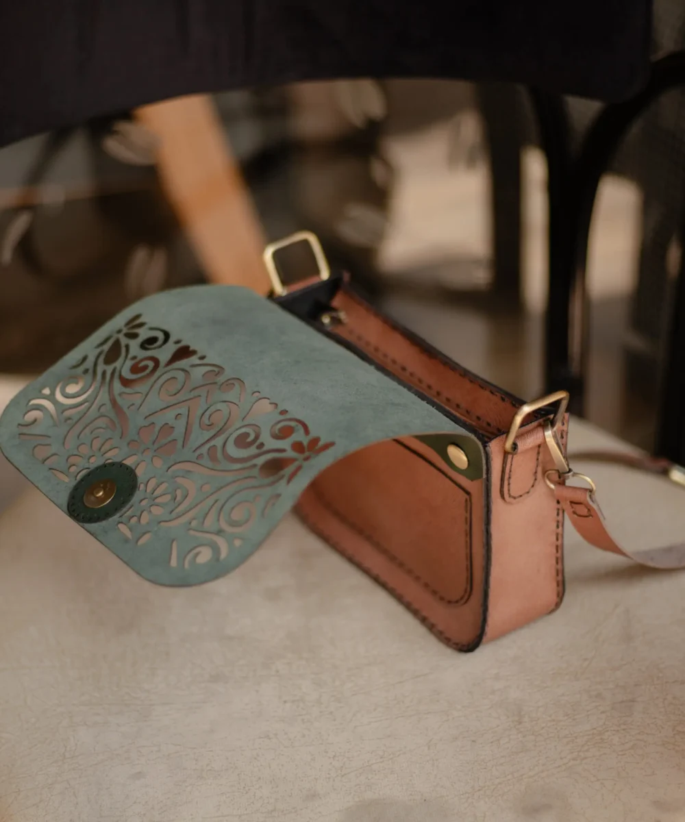 Havane x Olive Cowhide Leather Crossbody Bag - Image 4